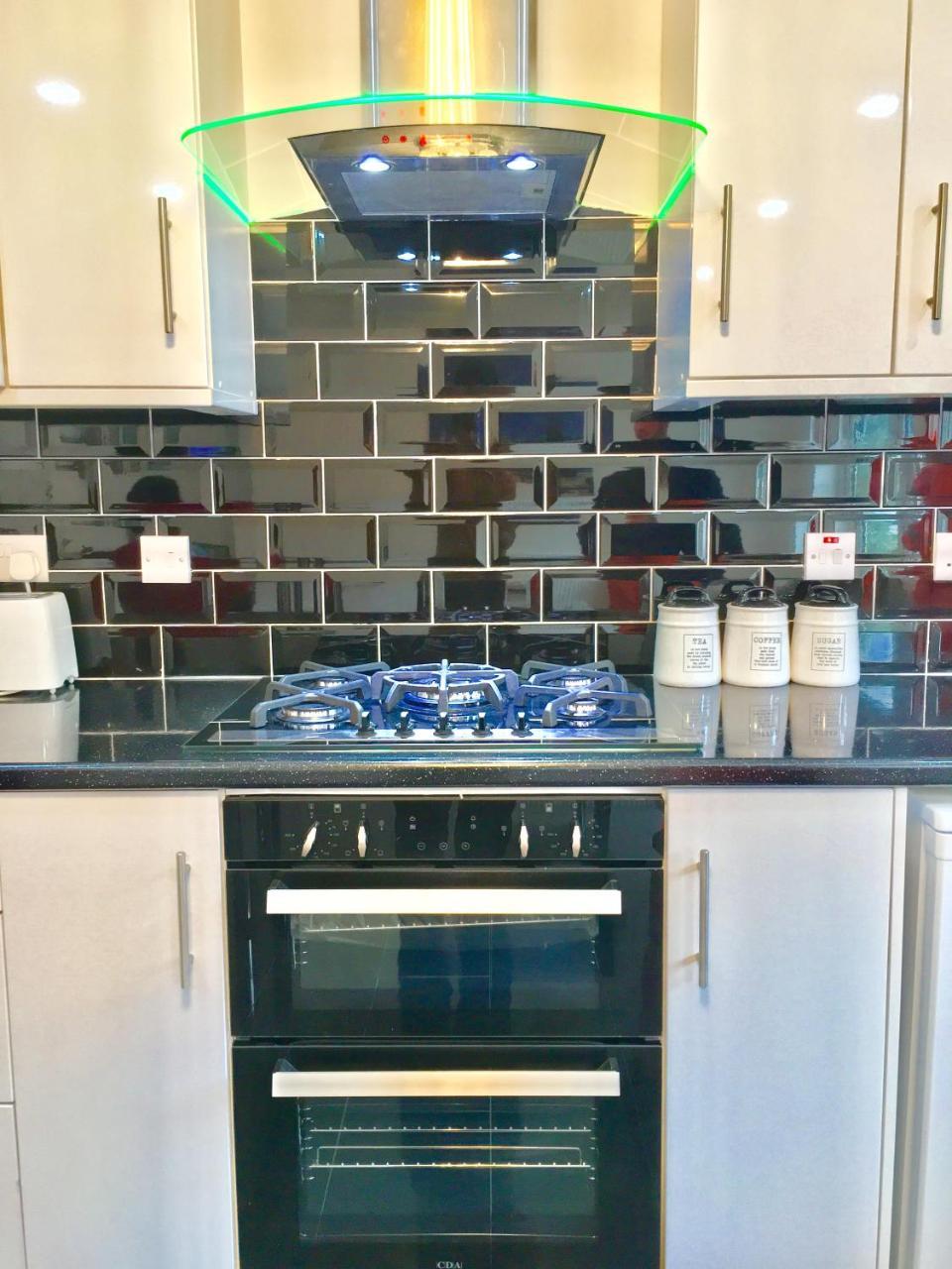 London 2 Bedroom Apartment, Kitchen, Reception&Private Garden Exterior foto